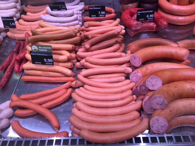 charcuterie-NEOULES-min_sausages_meat_butchery-1069321